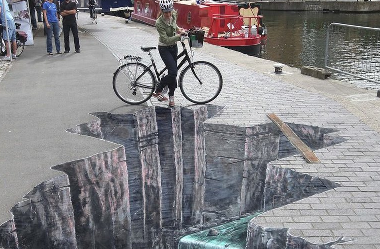 Sidewalk chalk art near Regent’s Canal in London. 